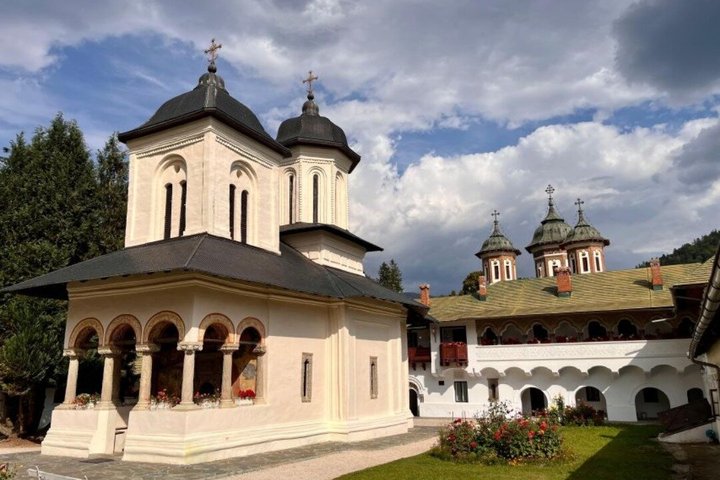 Castelo de Peles, Castelo de Bran, Fortaleza Rasnov e Mosteiro Sinaia saindo de Brasov