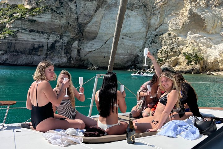 Katamarantur med stopp for bading og snorkling og en skål med Prosecco.