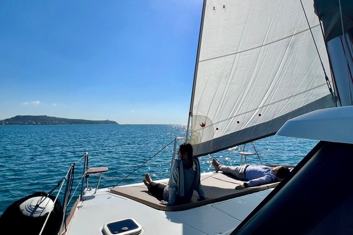Katamarantur med stopp for bading og snorkling og en skål med Prosecco.