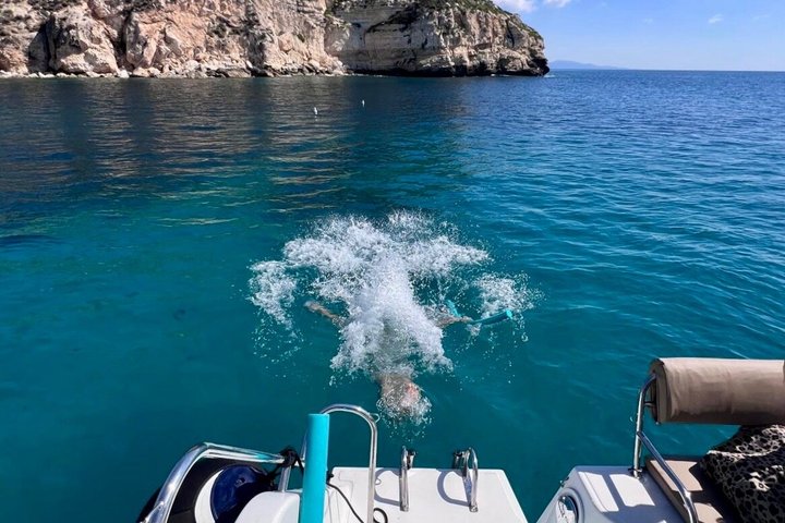 Katamarantur med stopp for bading og snorkling og en skål med Prosecco.