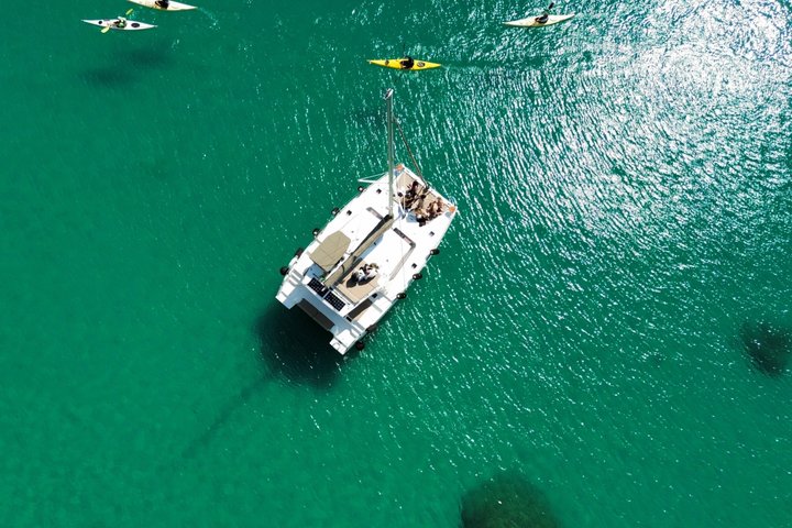 Katamarantur med stopp for bading og snorkling og en skål med Prosecco.