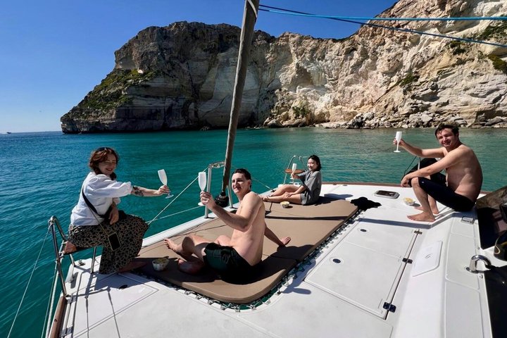 Katamarantur med stopp for bading og snorkling og en skål med Prosecco.