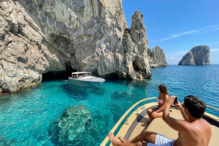 Capri em um dia: passeio de barco + visita à cidade + bar gratuito + brunch