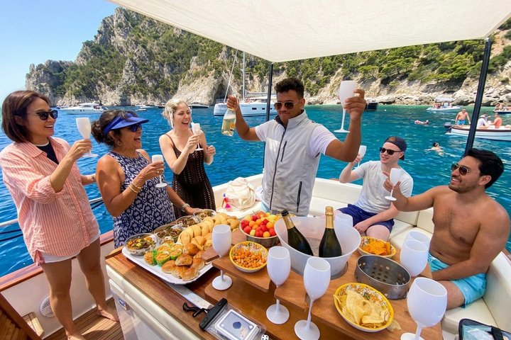Capri em um dia: passeio de barco + visita à cidade + bar gratuito + brunch