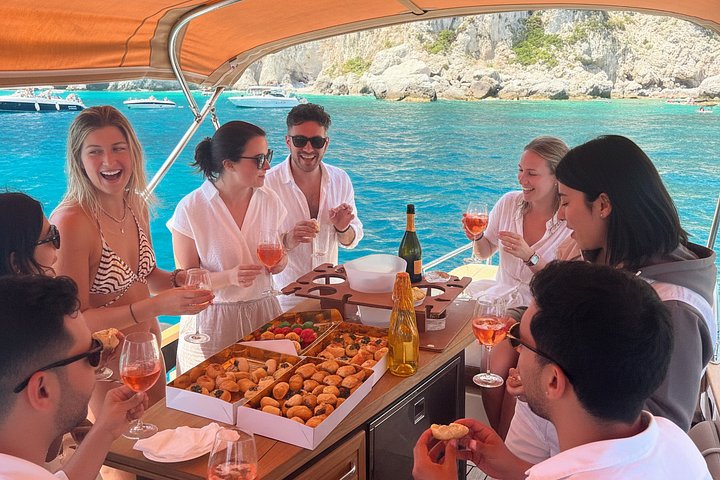 Capri em um dia: passeio de barco + visita à cidade + bar gratuito + brunch