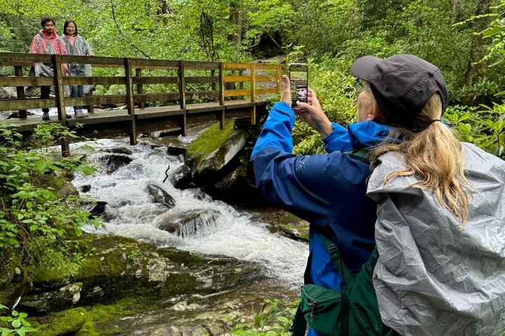 The River Remembers : Une promenade historique en montagne enfumée