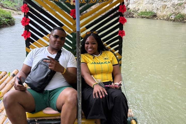 Montego Bay: Bamboo Rafting & Limestone Massage