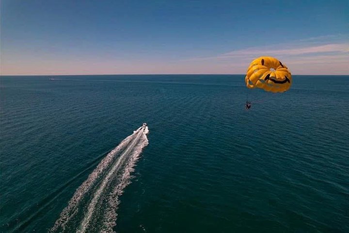 Aventura en paracaídas sobre Shell Island en Panama City Beach