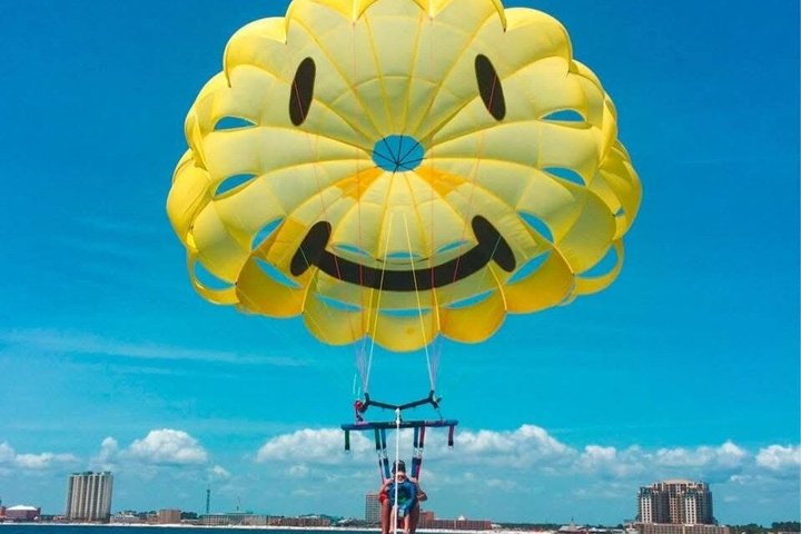 Aventura en paracaídas sobre Shell Island en Panama City Beach