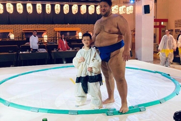 Närbild Sumo Experience på Ochi Stable: Wear Kimono in Stockholm