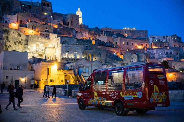 Panoramatour durch die Sassi von Matera im offenen Bus mit Höhlenhaus