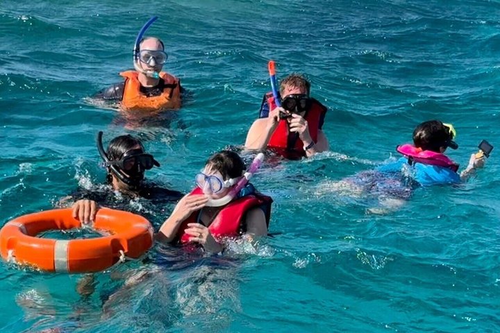Privat båd , fiskeri , snorkling , delfiner & frokost – Hurghada