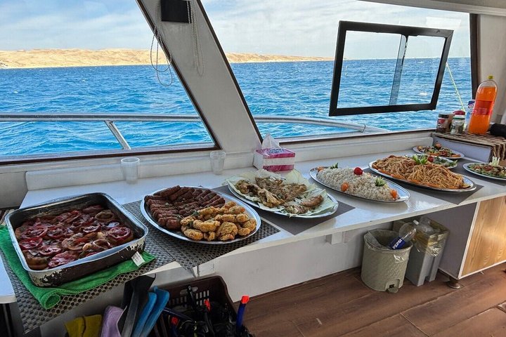 Privat båd , fiskeri , snorkling , delfiner & frokost – Hurghada