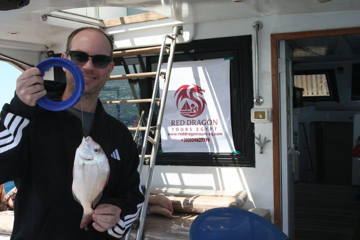 Privat båd , fiskeri , snorkling , delfiner & frokost – Hurghada