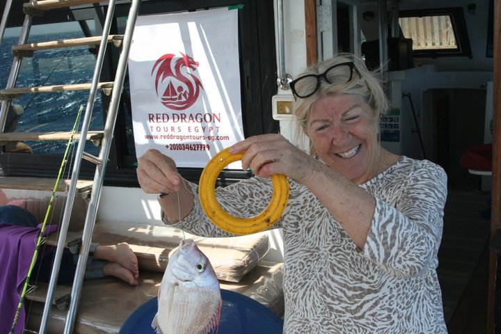 Privat båd , fiskeri , snorkling , delfiner & frokost – Hurghada