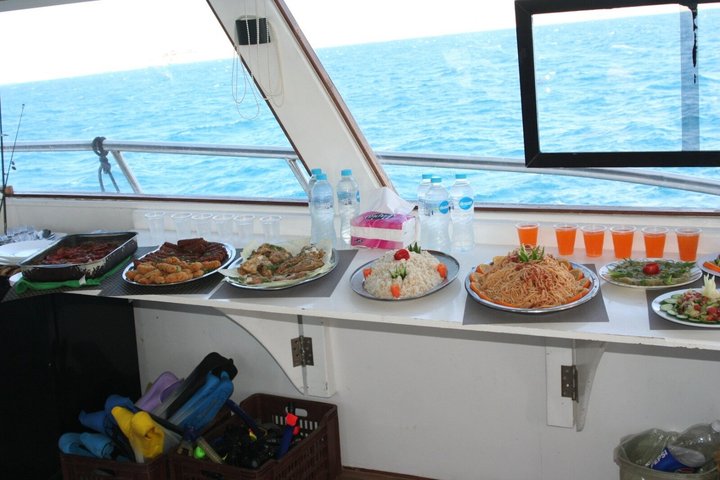 Privat båd , fiskeri , snorkling , delfiner & frokost – Hurghada