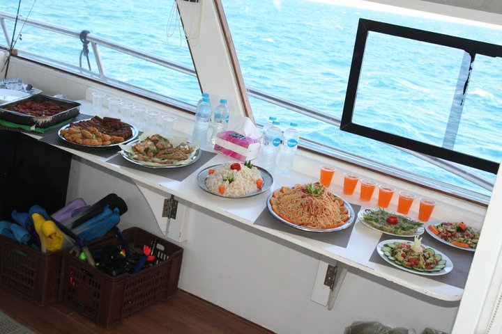 Privat båd , fiskeri , snorkling , delfiner & frokost – Hurghada