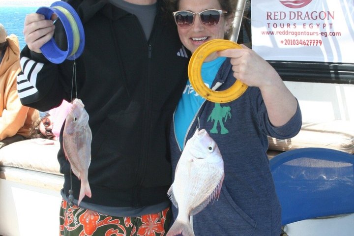 Privat båd , fiskeri , snorkling , delfiner & frokost – Hurghada