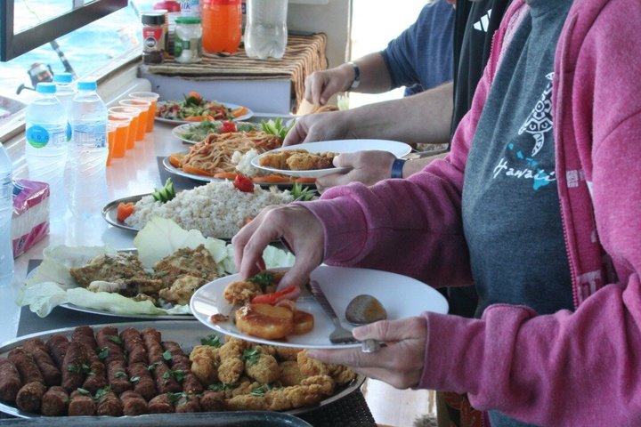 Privat båd , fiskeri , snorkling , delfiner & frokost – Hurghada
