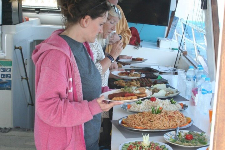 Privat båd , fiskeri , snorkling , delfiner & frokost – Hurghada