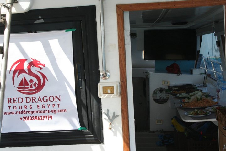 Privat båd , fiskeri , snorkling , delfiner & frokost – Hurghada