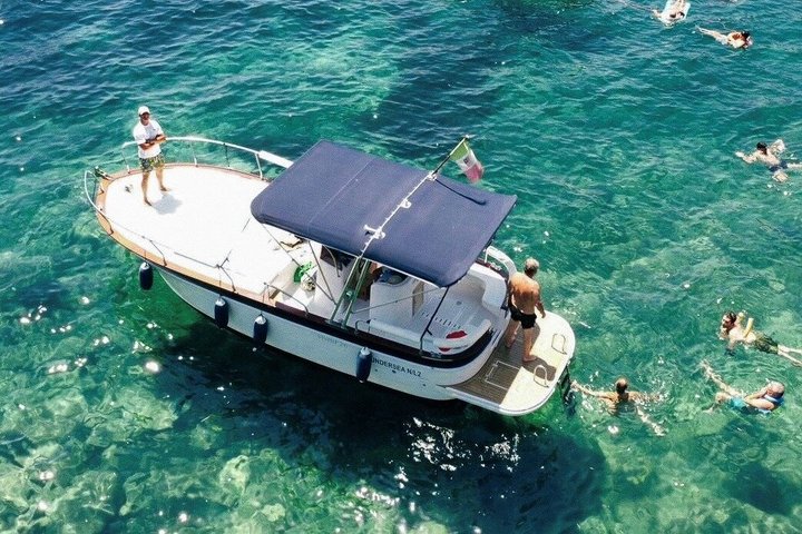 Procida : Excursion en bateau - Arrêts pour la baignade, la plongée avec tuba et la photographie sous-marine