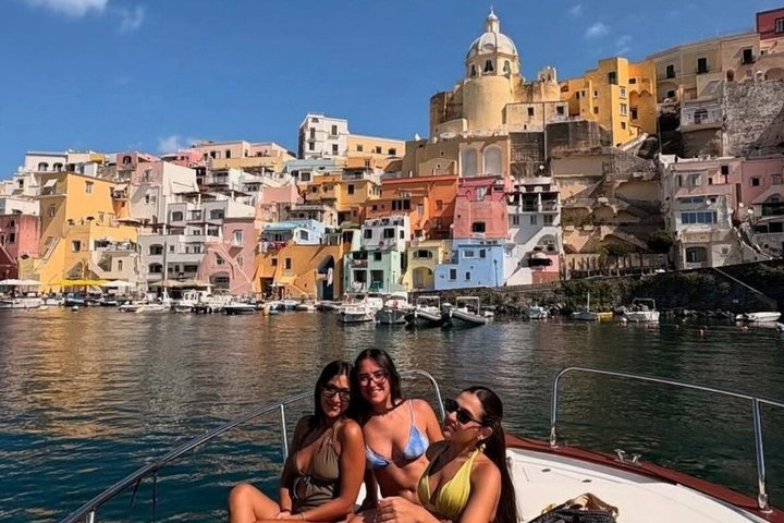 Procida : Excursion en bateau - Arrêts pour la baignade, la plongée avec tuba et la photographie sous-marine