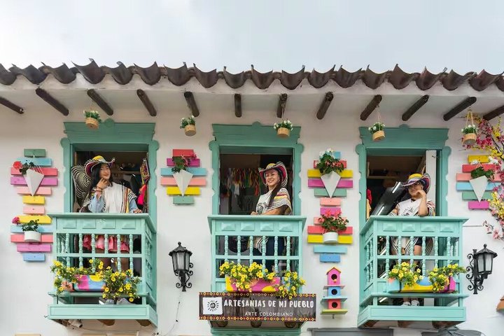Excursão de um dia inteiro a Guatapé, incluindo Piedra del Peñol, com refeições e passeio de barco.