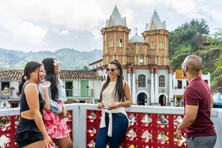 Excursão de um dia inteiro a Guatapé, incluindo Piedra del Peñol, com refeições e passeio de barco.