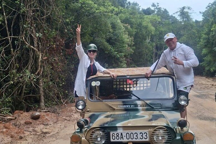 Explore o norte da ilha de Phu Quoc por Jeeps do Exército Clássico