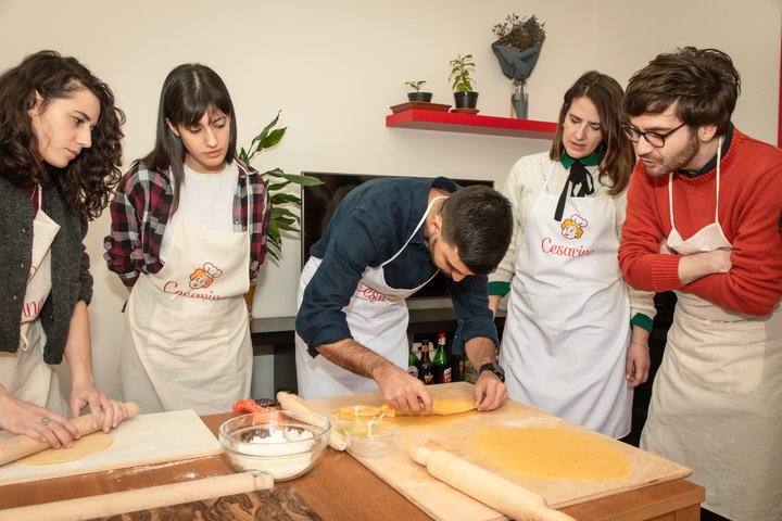 Kleine Gruppe Pasta und Tiramisu Unterricht in Aosta von Cesarine