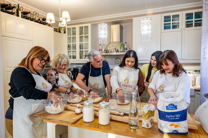 Cesarine: lezione di pasta e tiramisù per piccoli gruppi a Viareggio