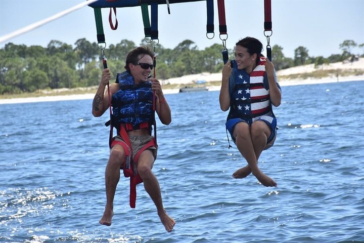 Aventura en paracaídas sobre Shell Island en Panama City Beach