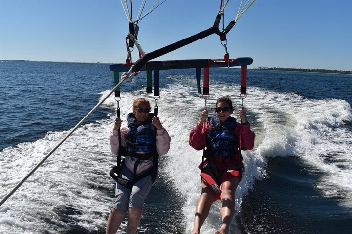 Aventura en paracaídas sobre Shell Island en Panama City Beach
