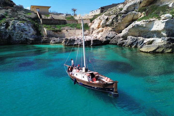 Passeio de barco em Cagliari: 5 paradas para nadar, mergulho com snorkel e aperitivo da Sardenha.