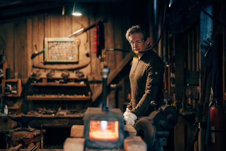 Blacksmith sua própria lâmina em uma área histórica de Asheville Forge