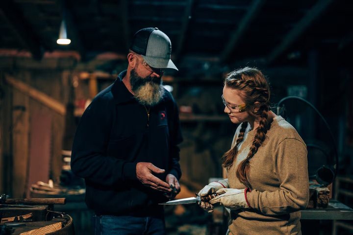 Blacksmith sua própria lâmina em uma área histórica de Asheville Forge