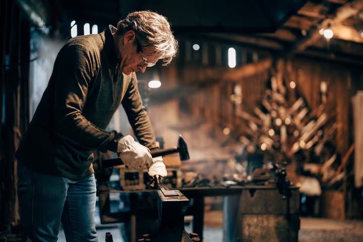Blacksmith sua própria lâmina em uma área histórica de Asheville Forge