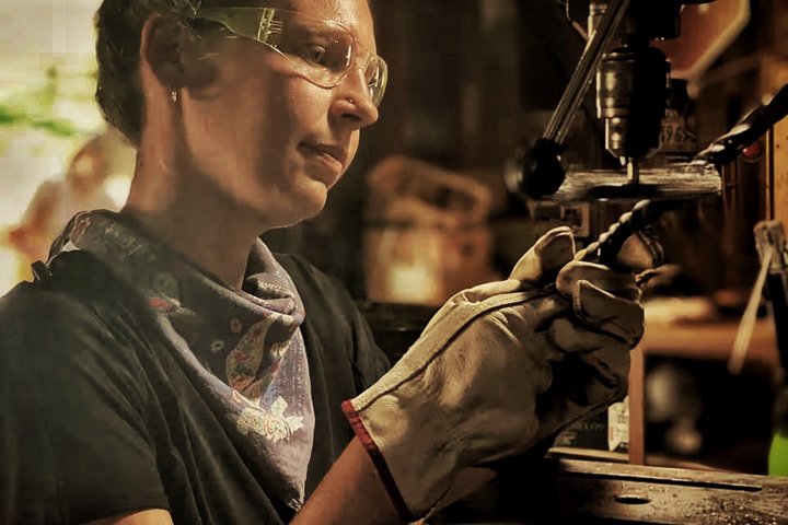 Blacksmith sua própria lâmina em uma área histórica de Asheville Forge