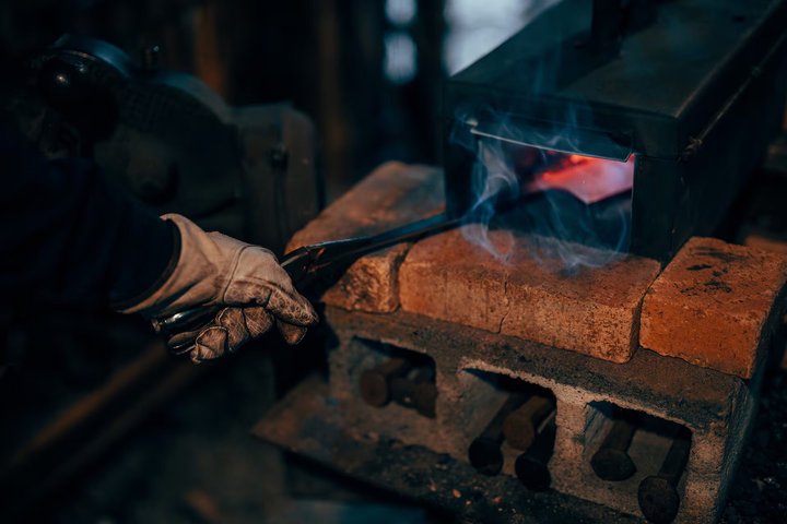 Blacksmith sua própria lâmina em uma área histórica de Asheville Forge