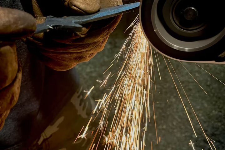 Blacksmith sua própria lâmina em uma área histórica de Asheville Forge