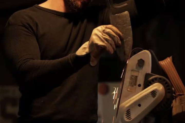 Blacksmith sua própria lâmina em uma área histórica de Asheville Forge