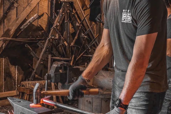 Blacksmith sua própria lâmina em uma área histórica de Asheville Forge