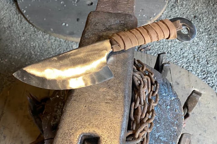Blacksmith sua própria lâmina em uma área histórica de Asheville Forge