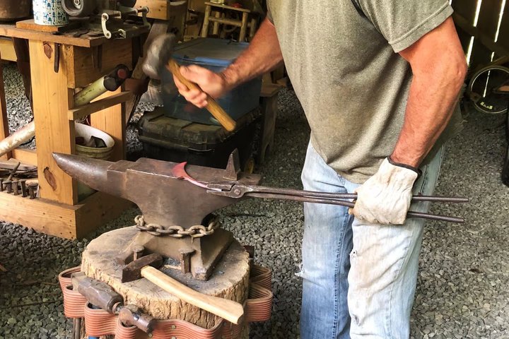Blacksmith sua própria lâmina em uma área histórica de Asheville Forge