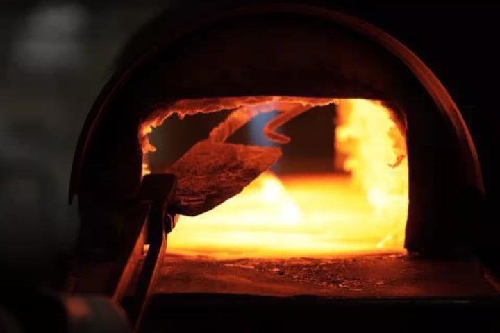 Blacksmith sua própria lâmina em uma área histórica de Asheville Forge