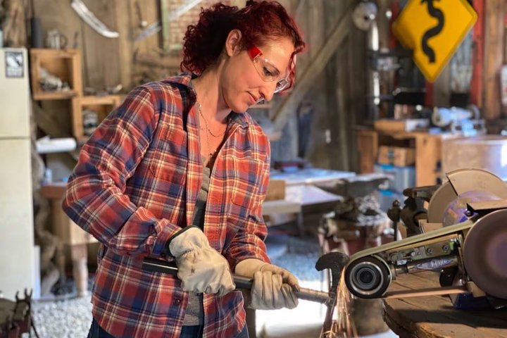 Blacksmith sua própria lâmina em uma área histórica de Asheville Forge