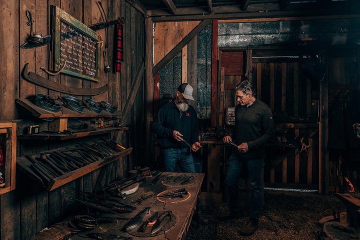 Blacksmith sua própria lâmina em uma área histórica de Asheville Forge