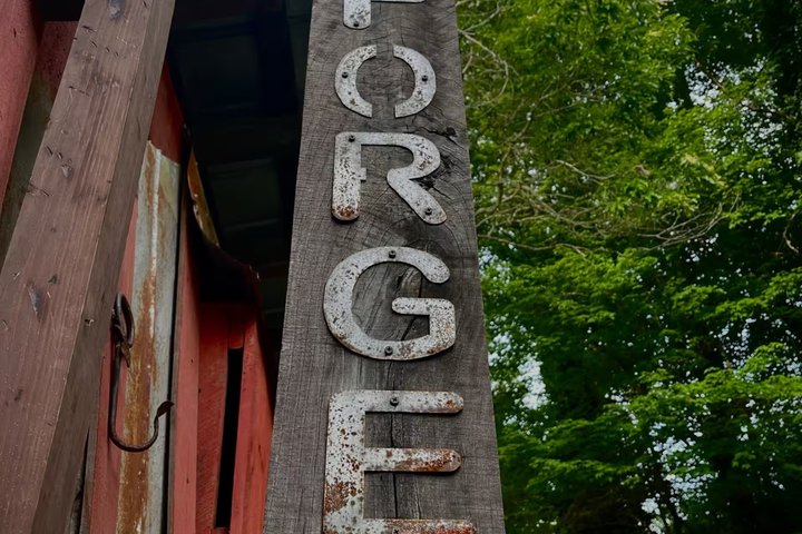Blacksmith sua própria lâmina em uma área histórica de Asheville Forge