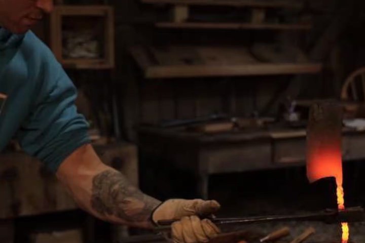 Blacksmith sua própria lâmina em uma área histórica de Asheville Forge